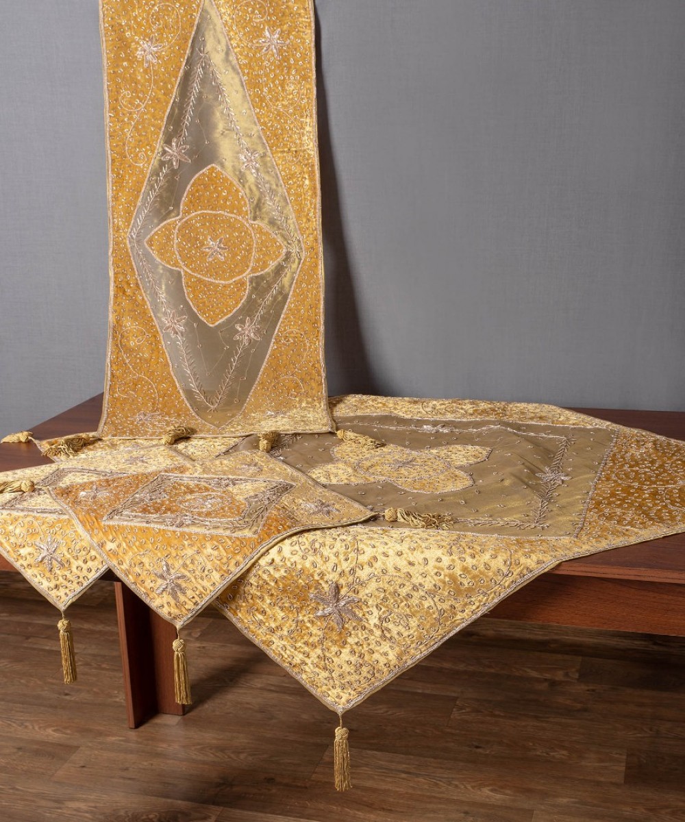 Set of 4 pieces (90cm x 90cm, 42cm x 105cm, 2x38cm x 38cm) Urania Gold