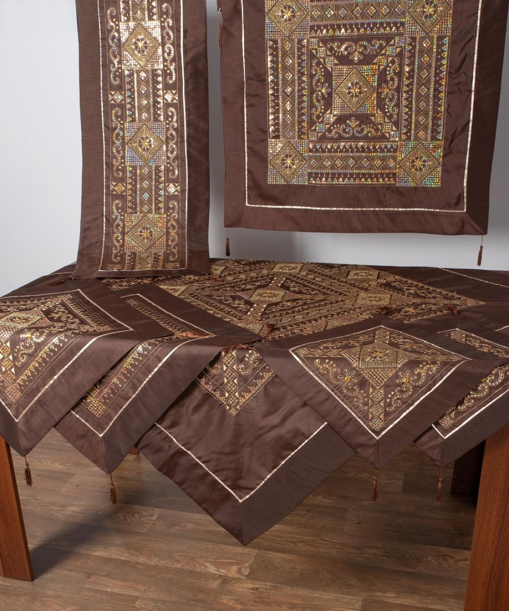 Set of 7 pieces (85cm x 85cm, 40cm x 110cm, 130cm x 130cm, 2x45cm x 45cm, 2x55cm x 55cm) 703 XN-48 Brown