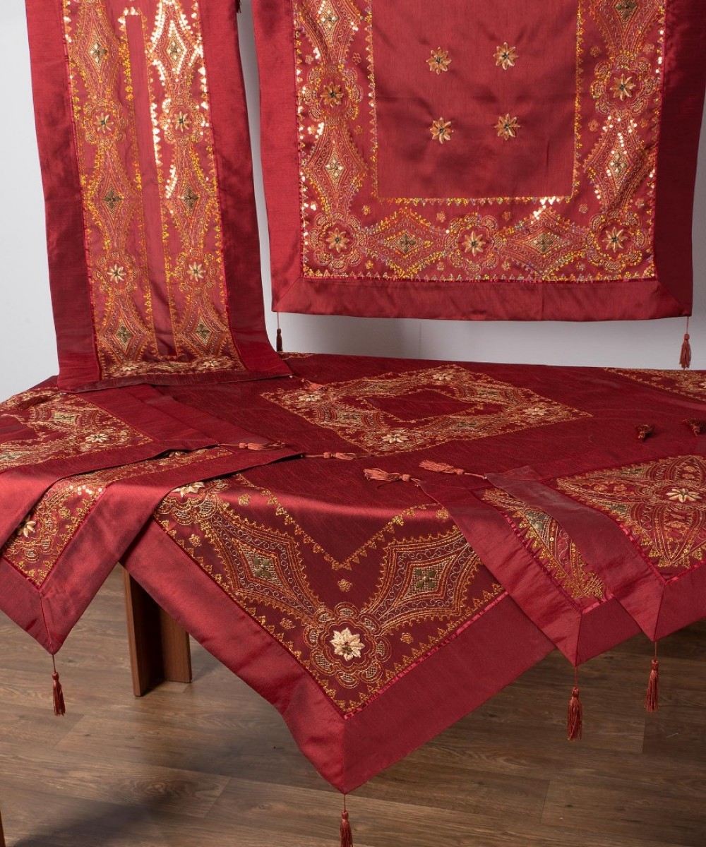 Set of 7 pieces (85cm x 85cm, 40cm x 110cm, 130cm x 130cm, 2x45cm x 45cm, 2x55cm x 55cm) 703 XN-30 Bordeaux