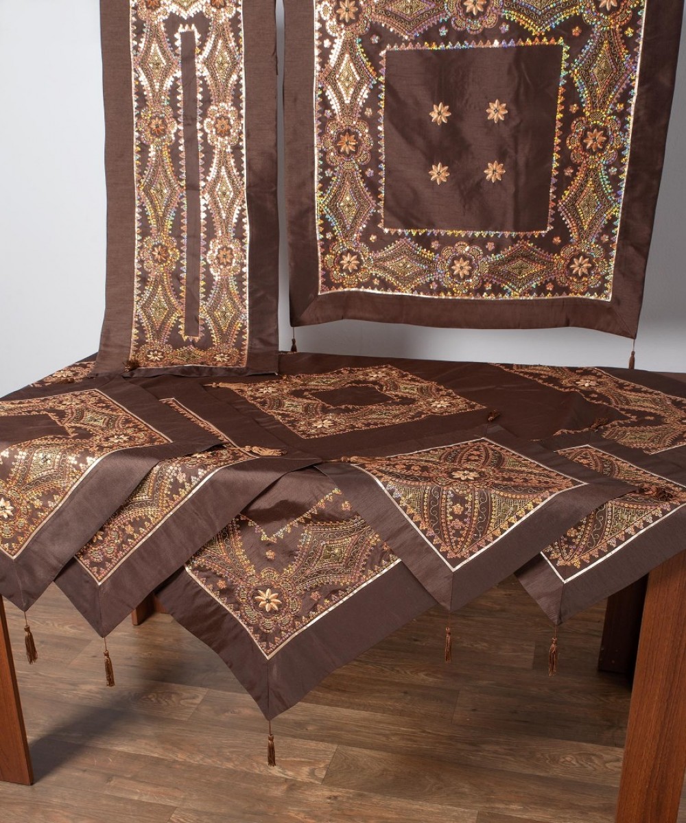 Set of 7 pieces (85cm x 85cm, 40cm x 110cm, 130cm x 130cm, 2x45cm x 45cm, 2x55cm x 55cm) 703 XN-30 Brown