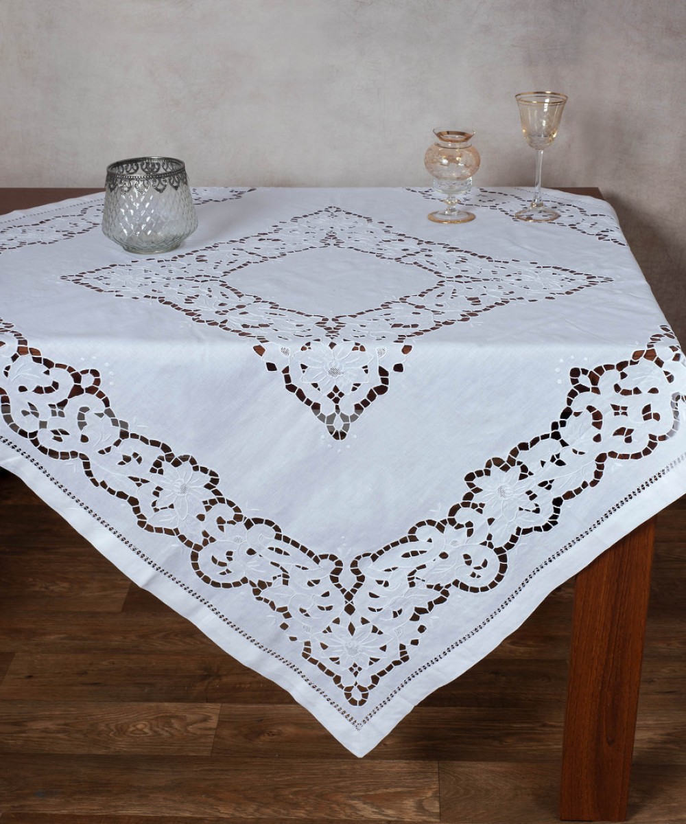 Handmade short tablecloth (140cm x 140cm) 412 white